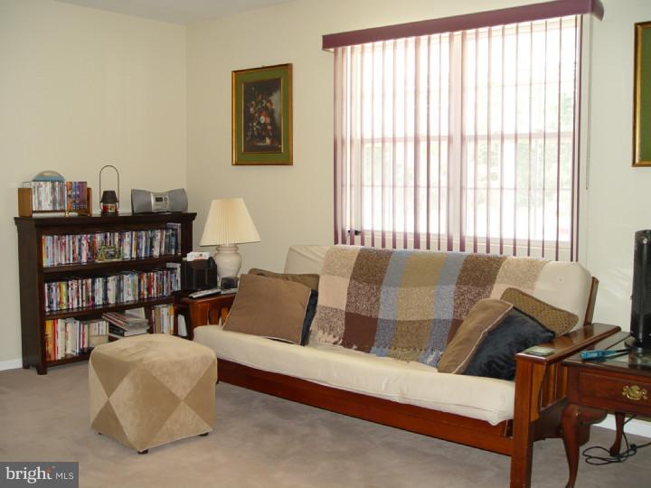 905 South Fairview Street Riverside, NJ 08075 - Photo 14 of 18 Living Room