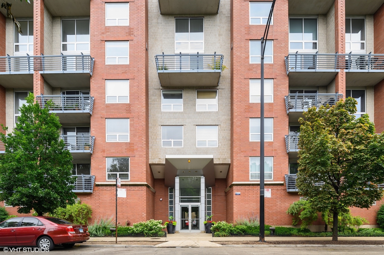 1100 West Montrose Avenue, Unit 305 Chicago, IL 60613 - Photo 1 of 17