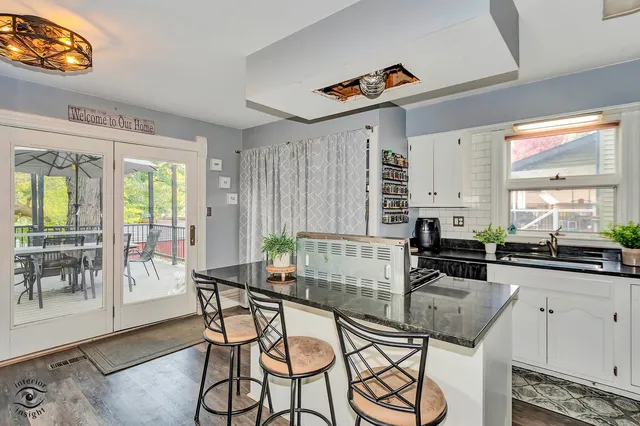 $375,000 | 9402 Sproat Avenue, Oak Lawn, IL 60453