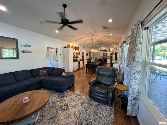 $250,000 | 1656 East County Road 1125 East, Cisne, IL 62823