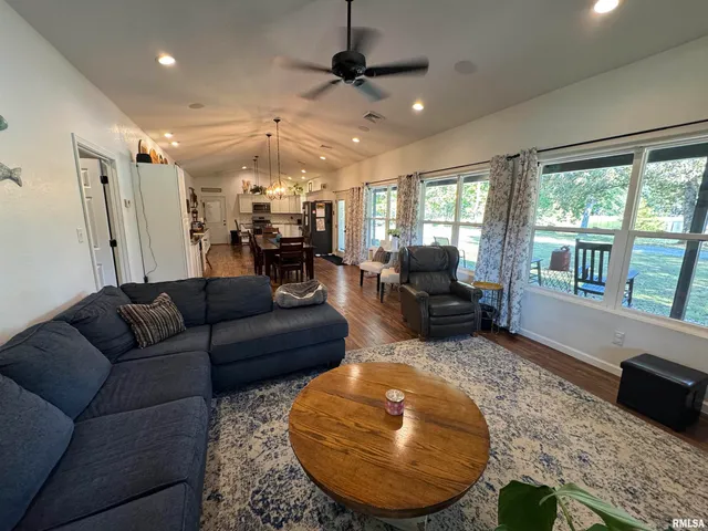 $250,000 | 1656 East County Road 1125 East, Cisne, IL 62823