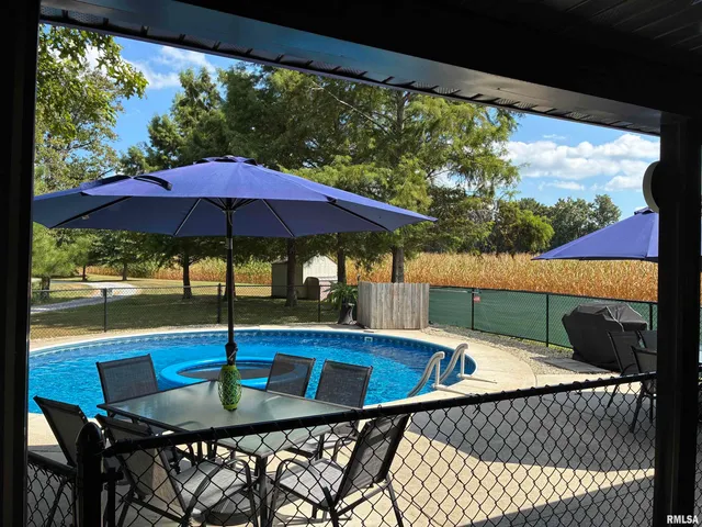 $250,000 | 1656 East County Road 1125 East, Cisne, IL 62823