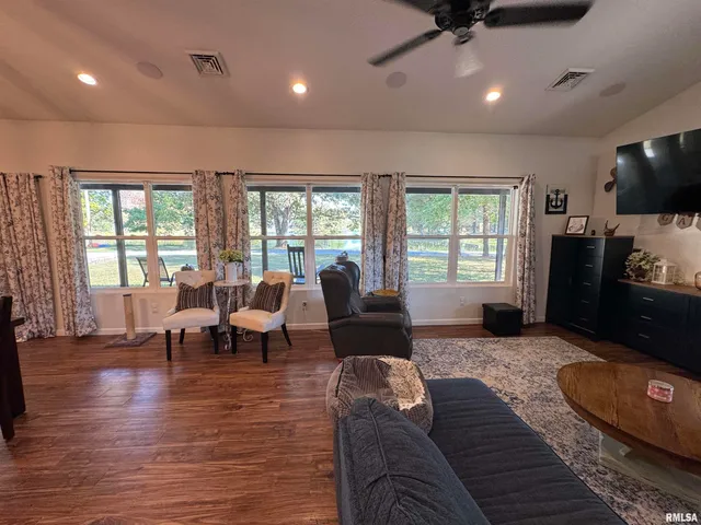 $250,000 | 1656 East County Road 1125 East, Cisne, IL 62823