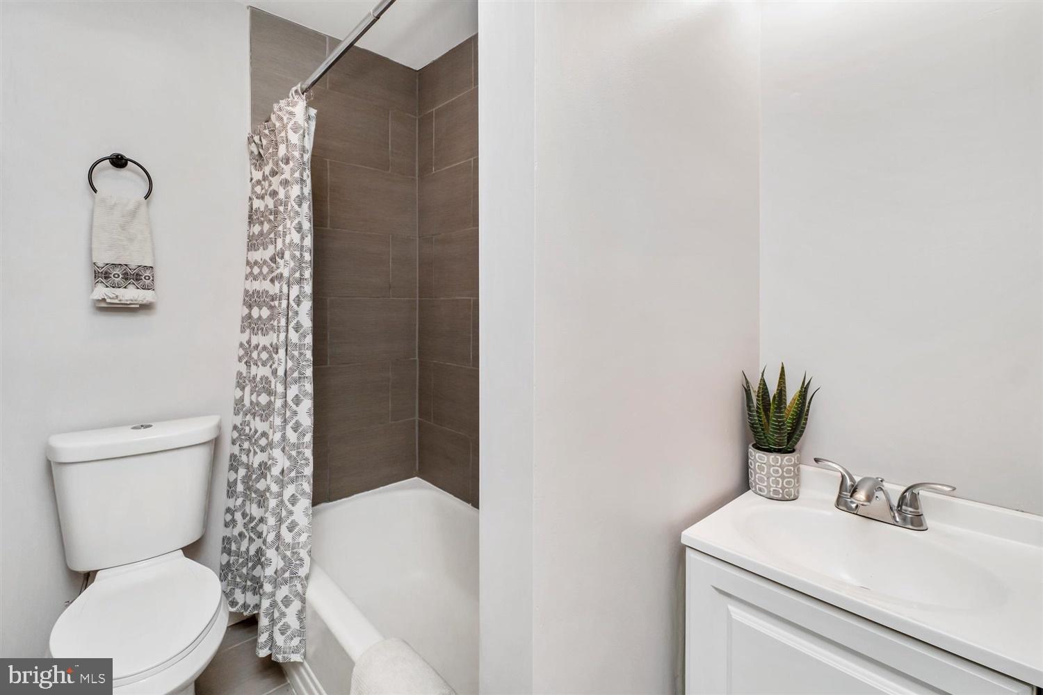 5418 Radecke Avenue Baltimore, MD 21206 - Photo 25 of 35 Full Bathroom