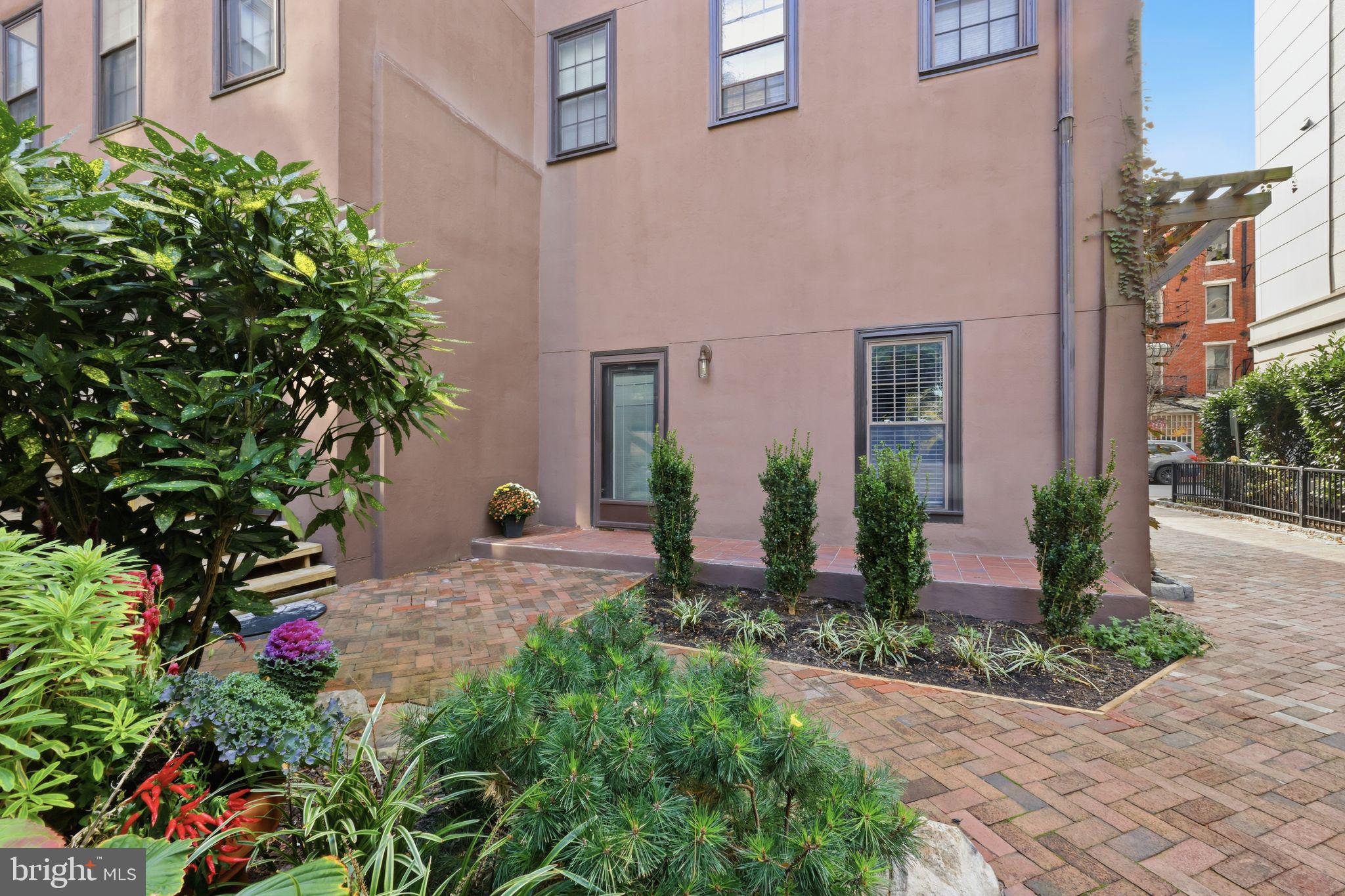 301 Race Street, Unit C010 Philadelphia, PA 19106 - Photo 3 of 27 a view of a house with a backyard and garden