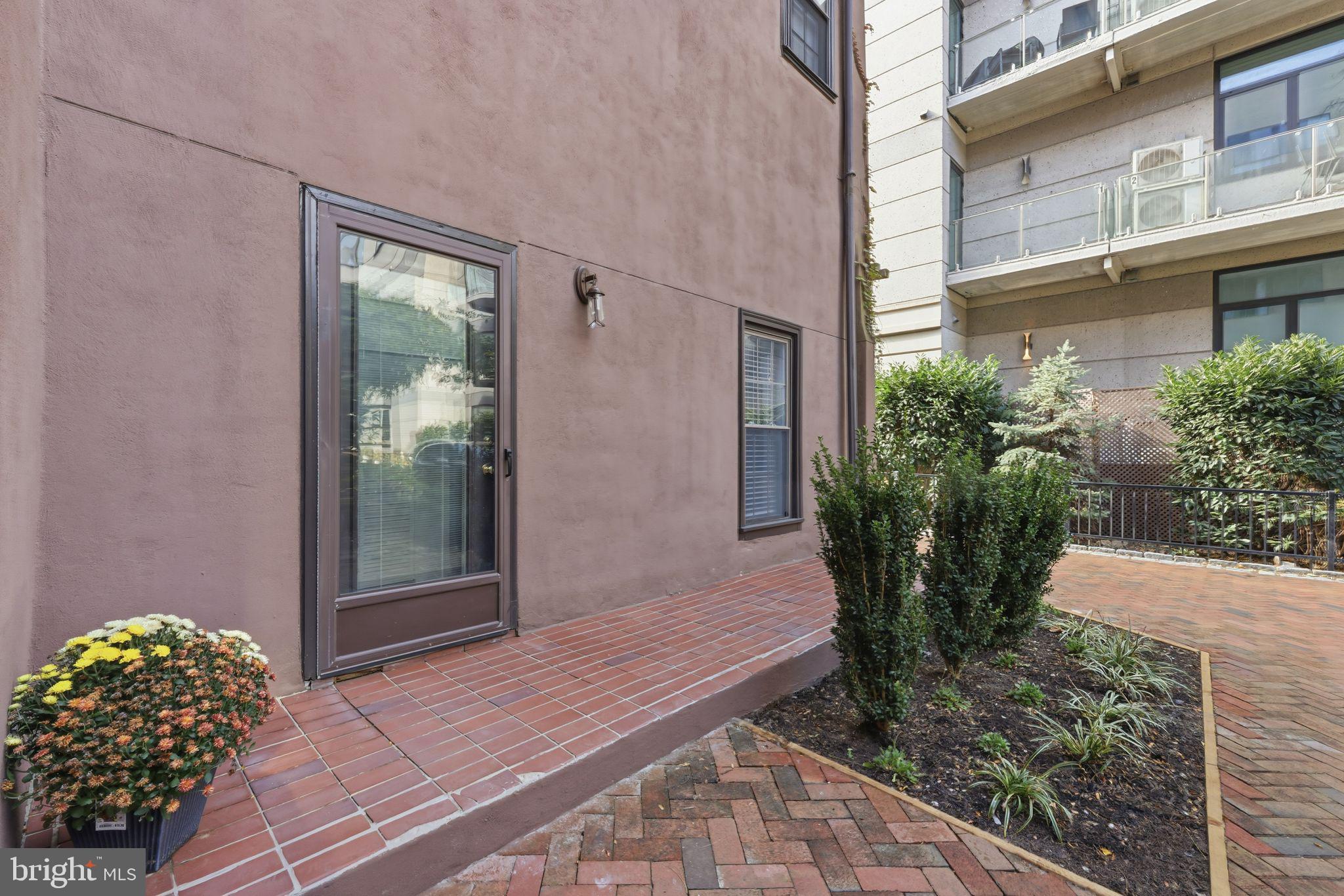 301 Race Street, Unit C010 Philadelphia, PA 19106 - Photo 4 of 27 a front view of a house