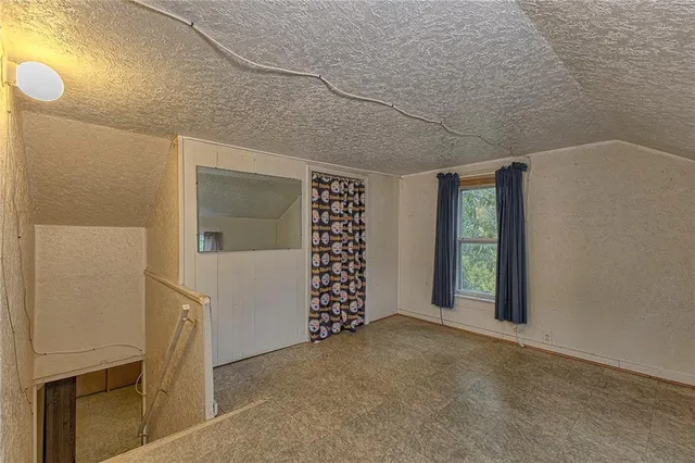 a view of entryway with window