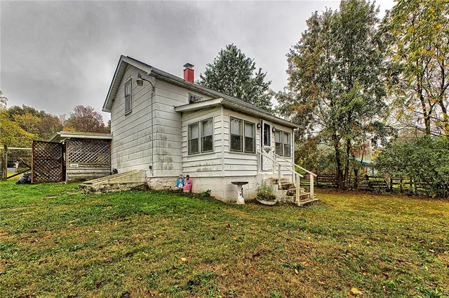 a view of a house with a yard