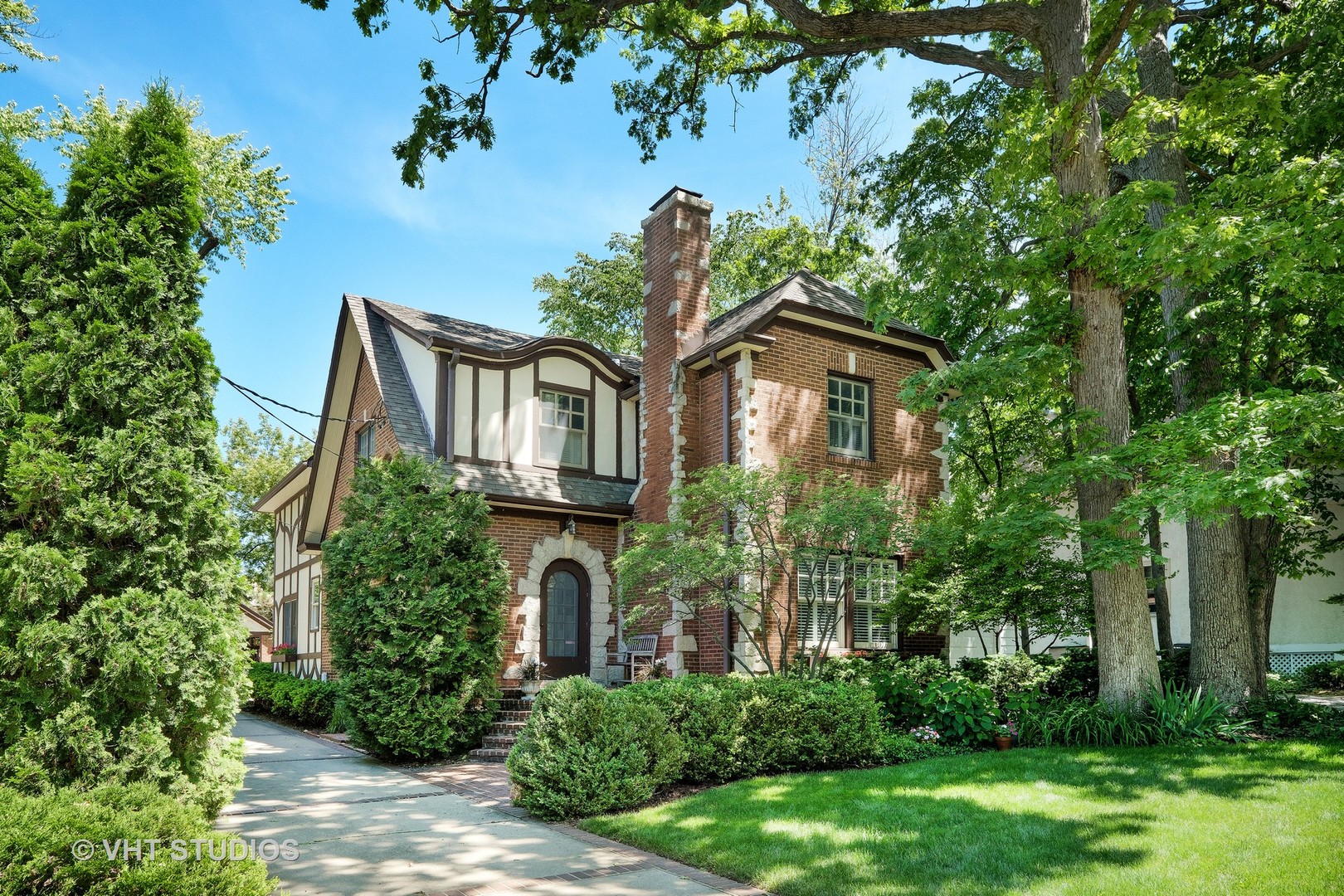 1049 Chatfield Road Winnetka, IL 60093 - Photo 1 of 32 Gallery Image 1