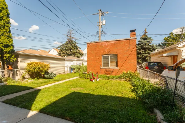 a front view of house with yard