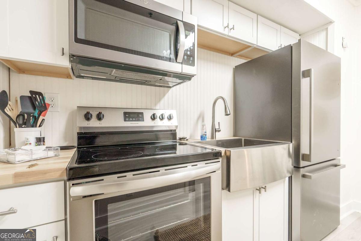 1413 2nd Avenue, Unit 4 Tybee Island, GA 31328 - Photo 24 of 32 a stove top oven sitting inside of a kitchen