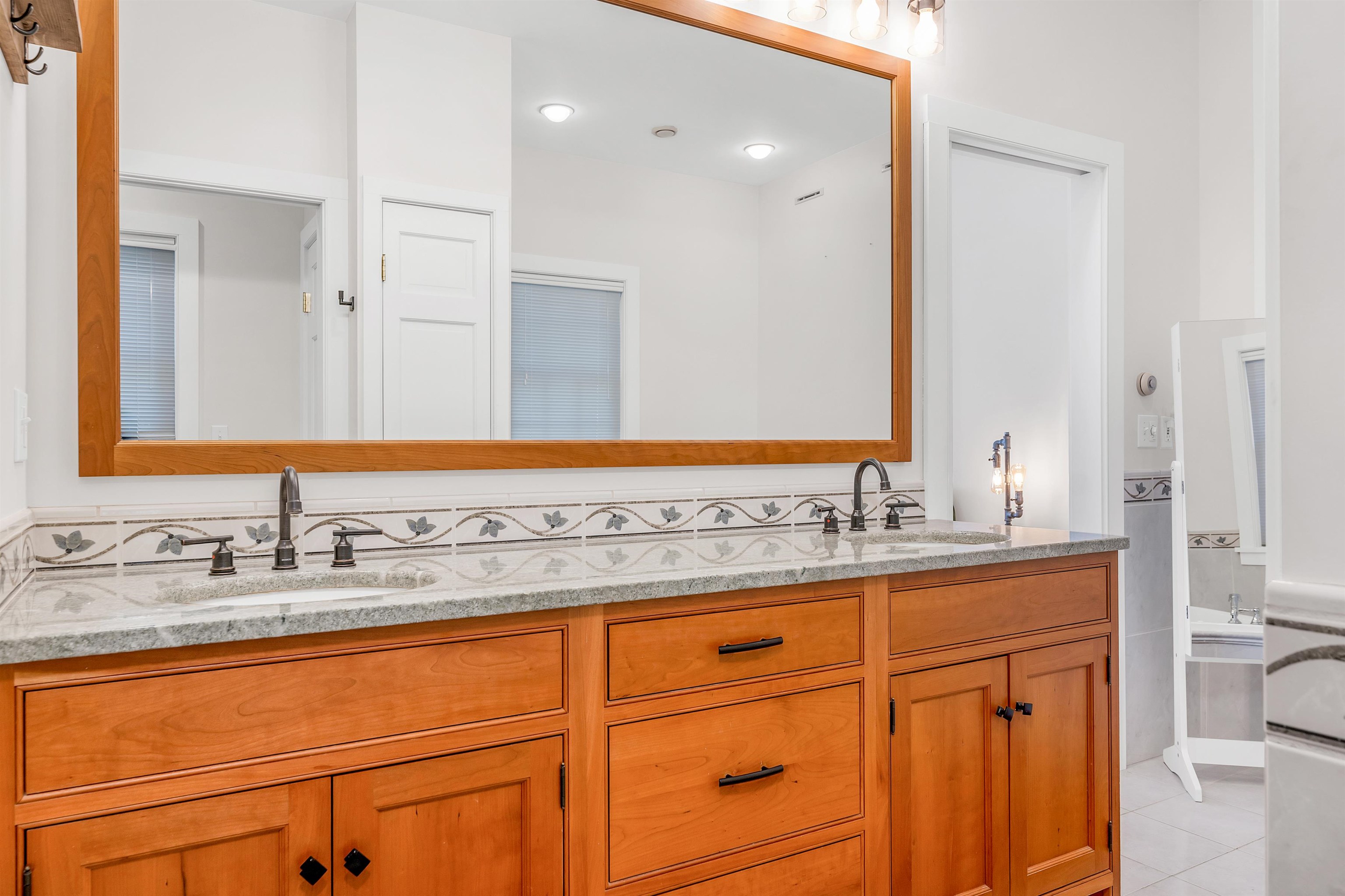 423 Taft Family Road Hartford, VT 05059 - Photo 15 of 58