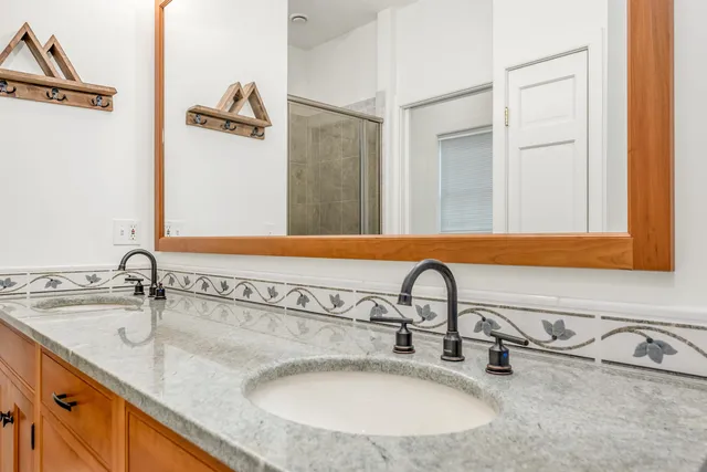 $1,499,000 | 423 Taft Family Road, Hartford, VT 05059