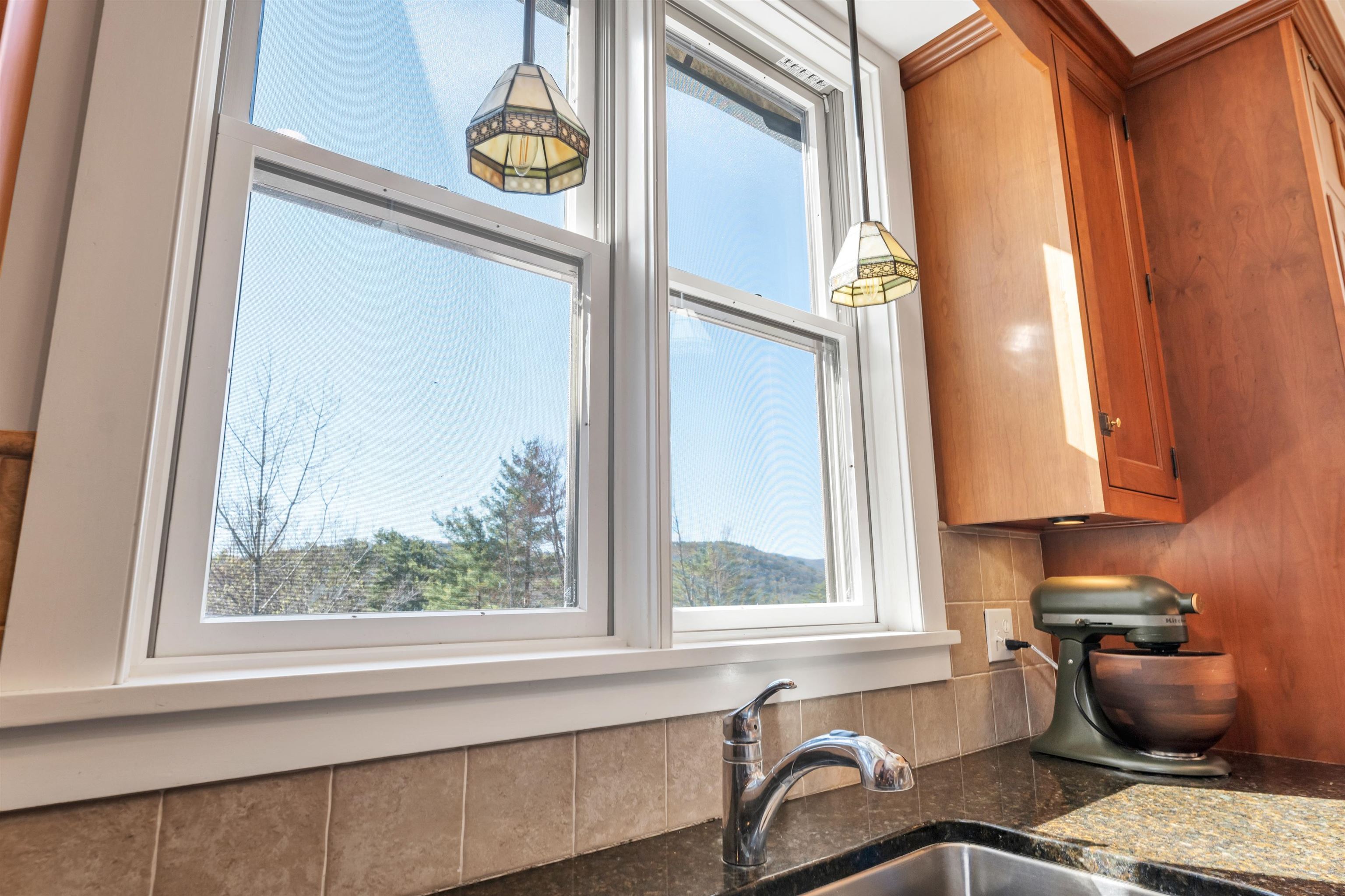 423 Taft Family Road Hartford, VT 05059 - Photo 6 of 58