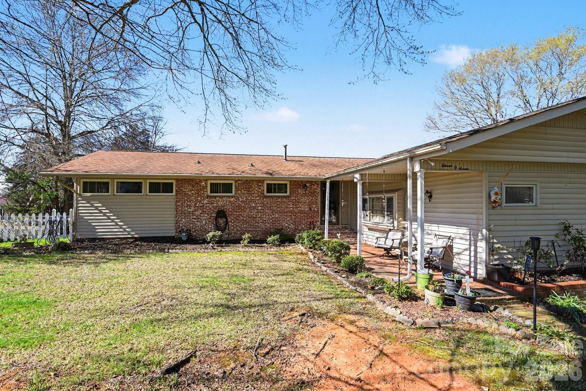 a view of a house with backyard