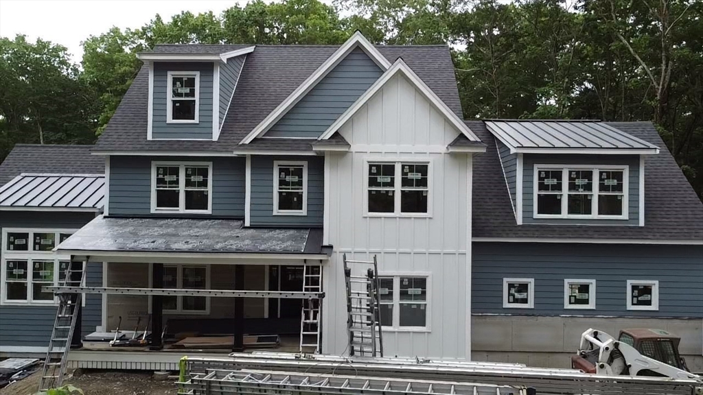 a view of a yard in front of house