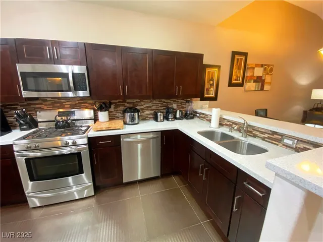 $2,400 | 820 Peachy Canyon Circle, Unit 203, Las Vegas, NV 89144