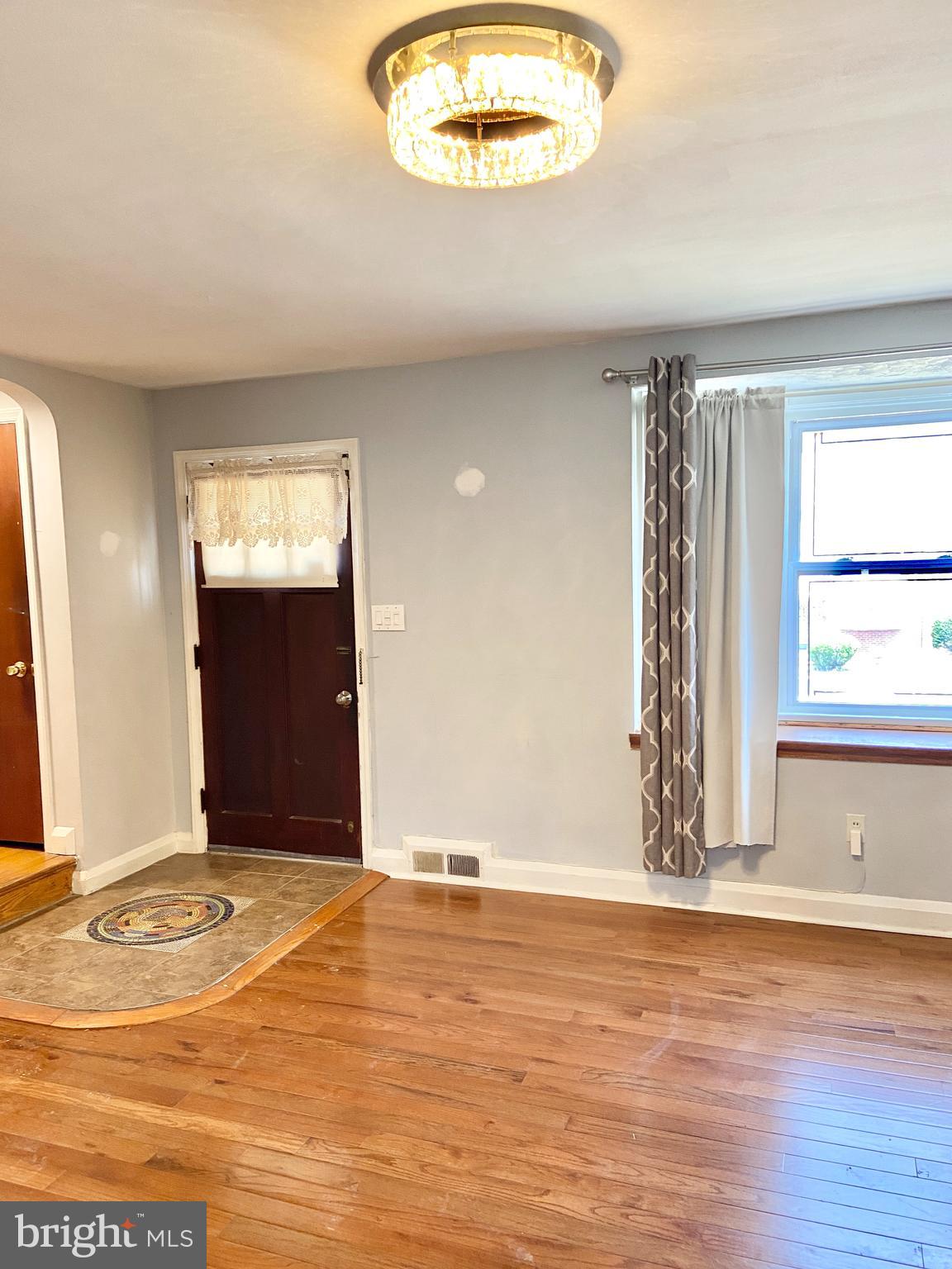 828 Stamford Road Baltimore, MD 21229 - Photo 3 of 17 Gallery Image 3