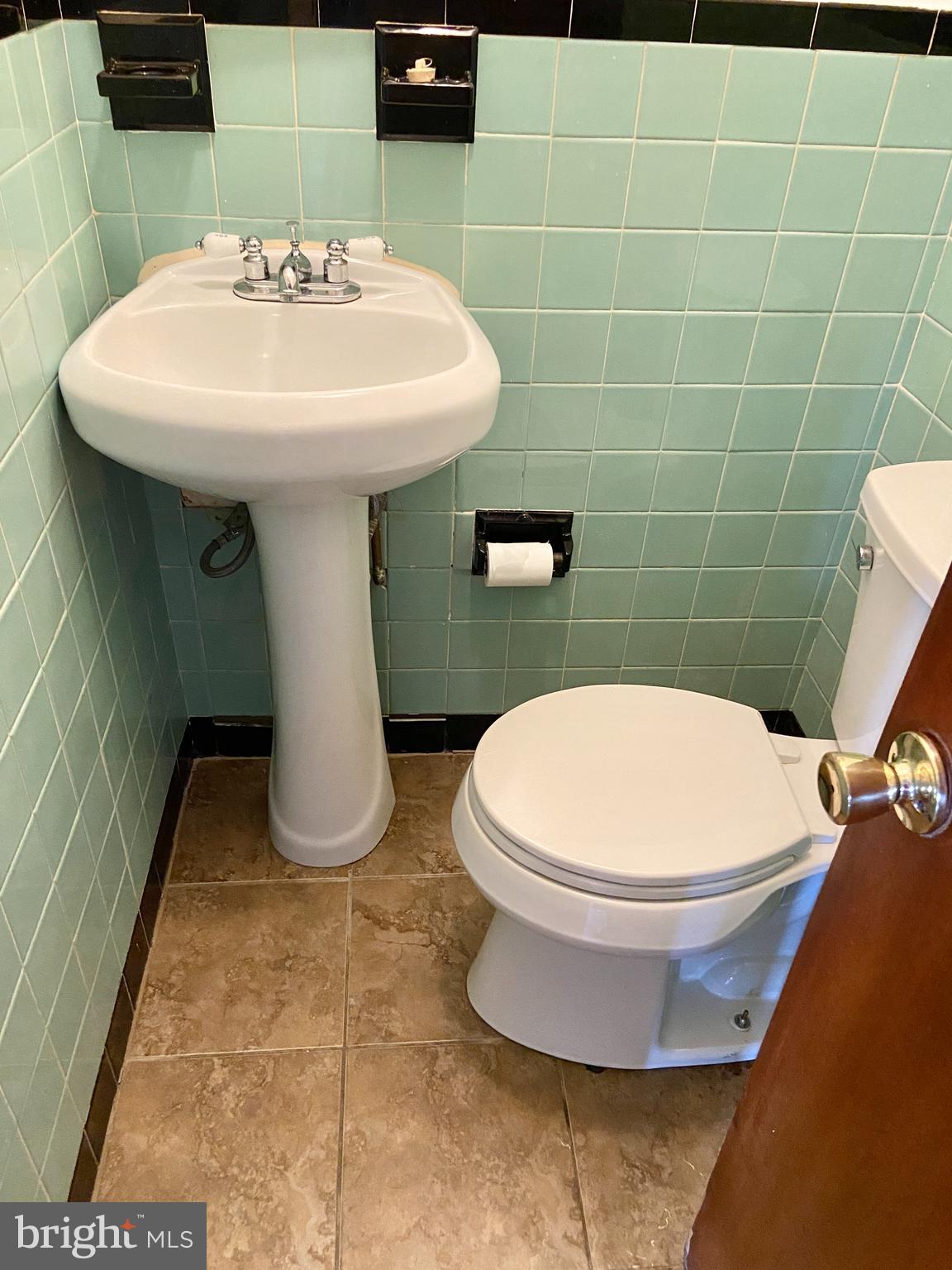 828 Stamford Road Baltimore, MD 21229 - Photo 6 of 17 Gallery Image 6