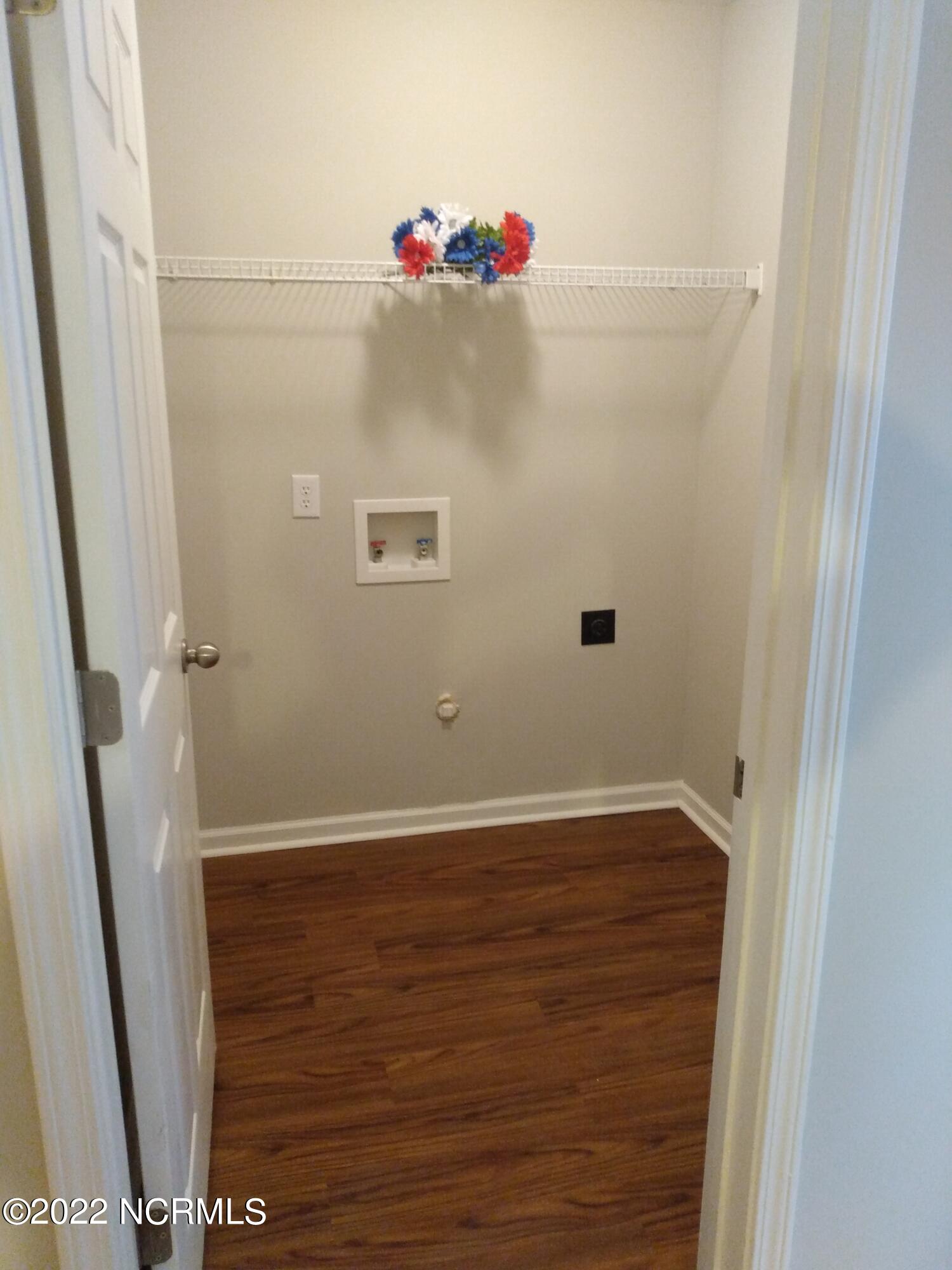 109 Apache Trail Havelock, NC 28532 - Photo 6 of 13 Denis Espinoza - 6. Laundry Area