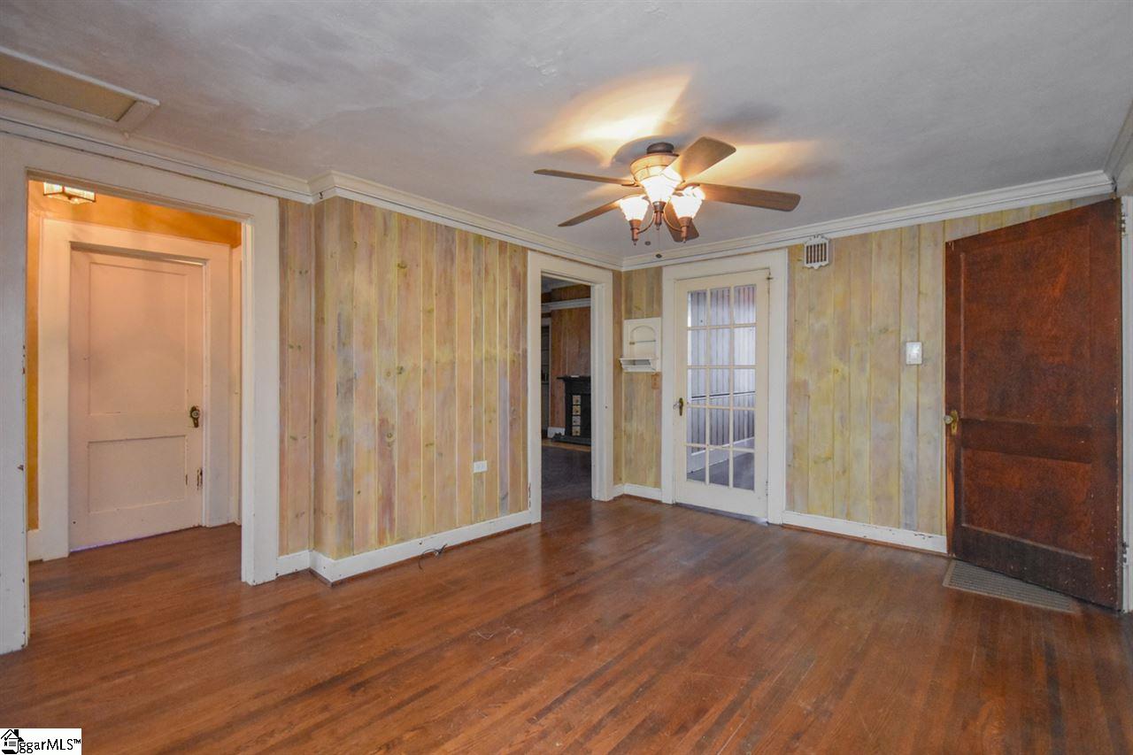 301 North Main Street Fountain Inn, SC 29644 - Photo 11 of 34 If someone wanted to expand the Kitchen, pushing into this interior room would be a perfect update...great space!!