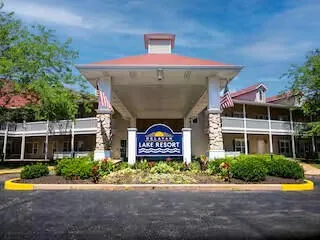 $195,900 | 1505 South Shore Drive, Unit 220, Delavan, WI 53115