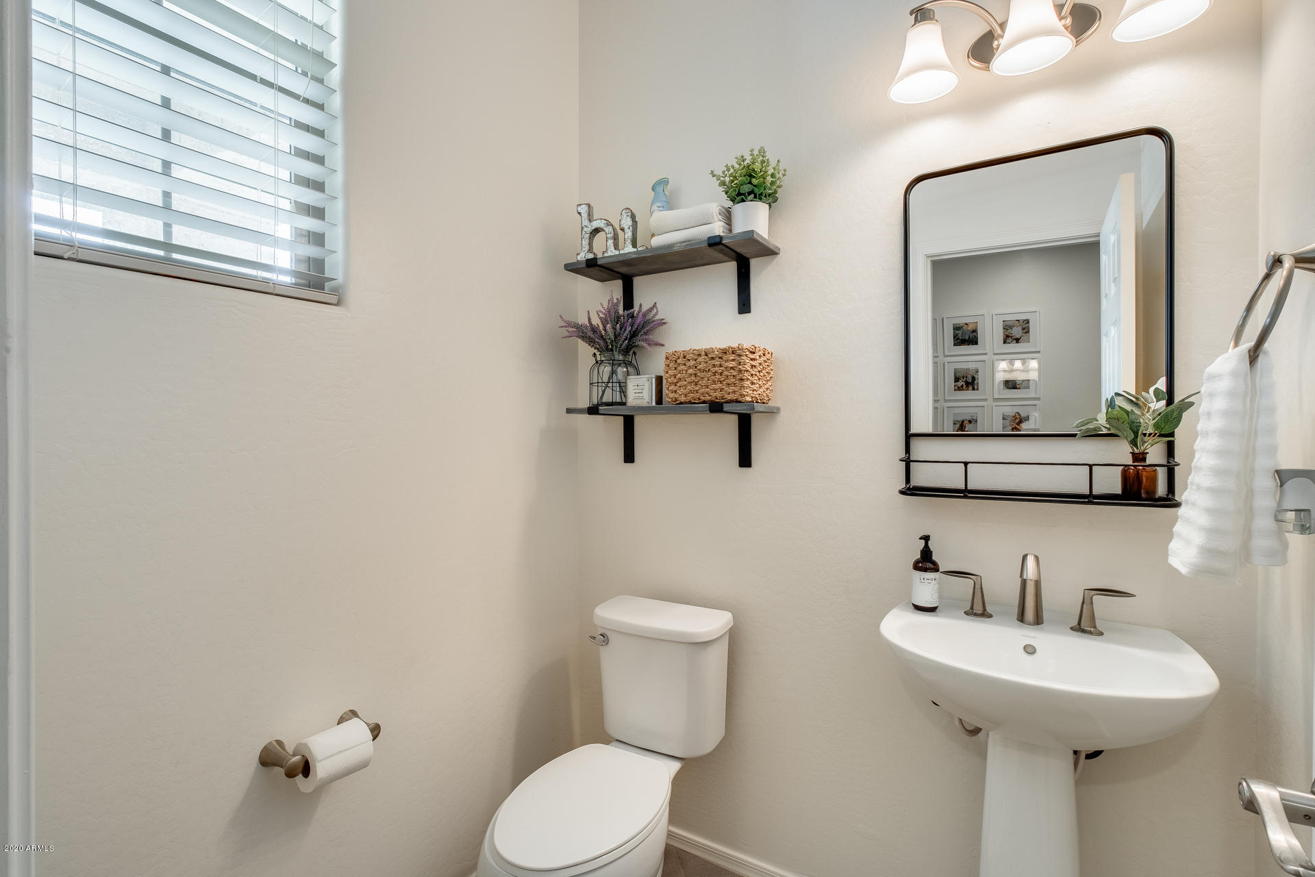 12118 West Rowel Road Peoria, AZ 85383 - Photo 5 of 34