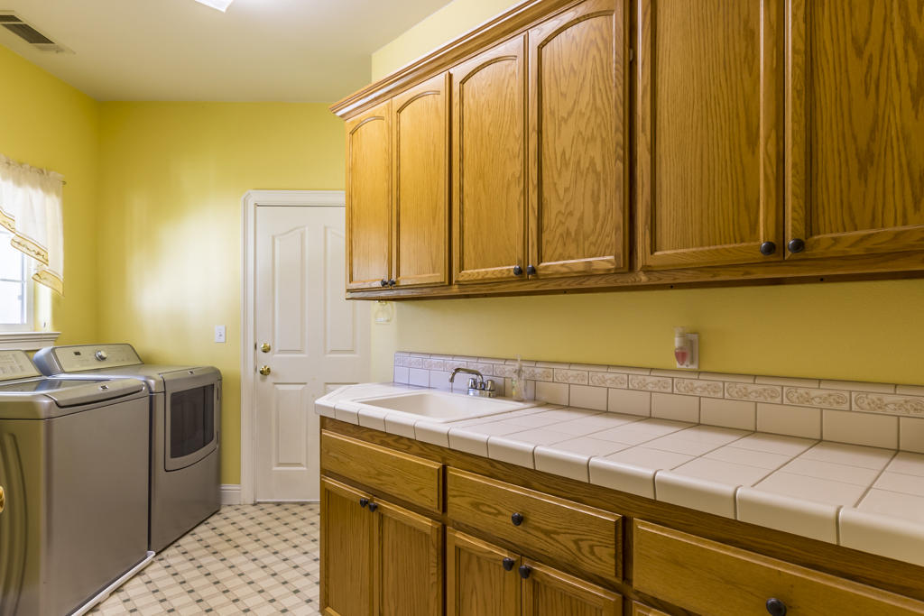 10050 Tilton Mine Road Redding, CA 96001 - Photo 21 of 35 laundry