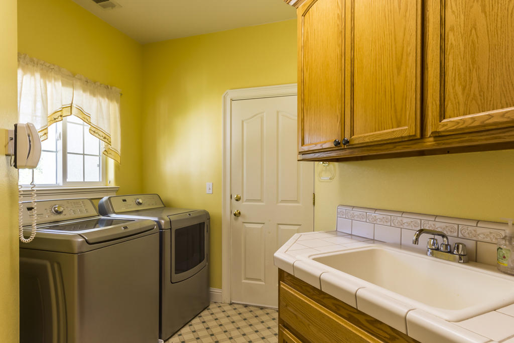 10050 Tilton Mine Road Redding, CA 96001 - Photo 22 of 35 laundry2