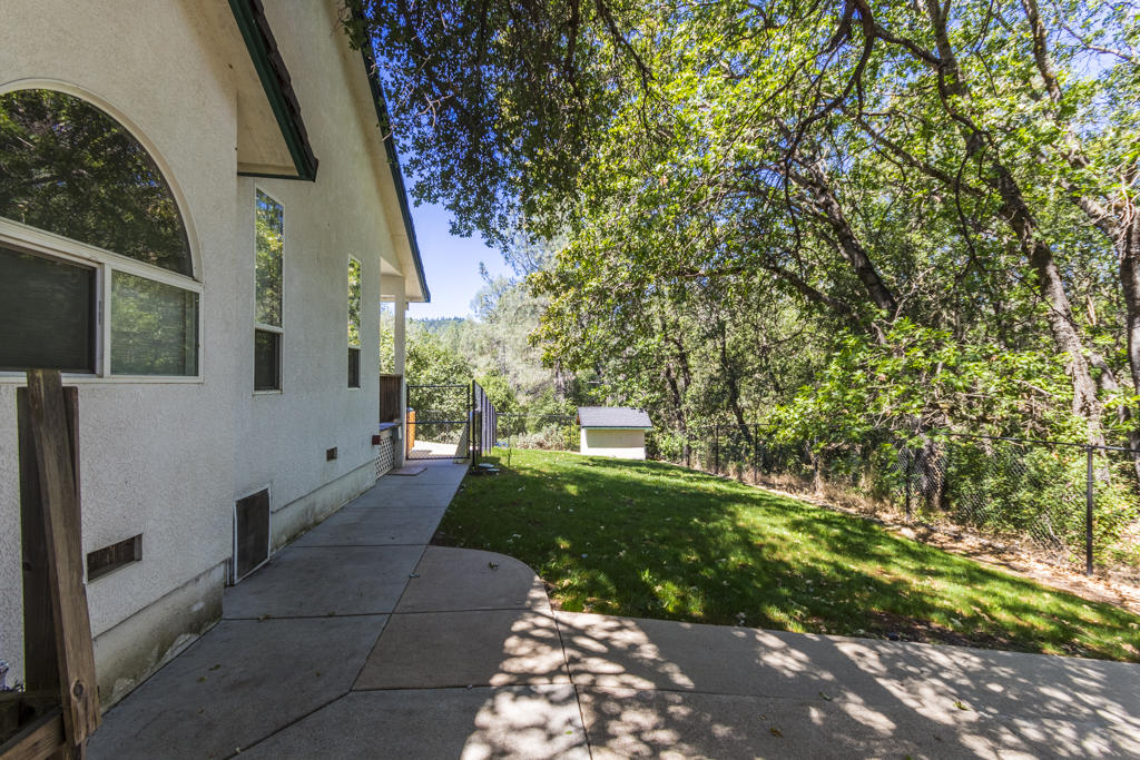 10050 Tilton Mine Road Redding, CA 96001 - Photo 30 of 35 side yard - dog run