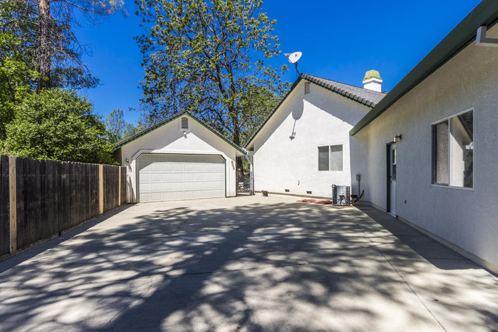 10050 Tilton Mine Road Redding, CA 96001 - Photo 32 of 35 extra 2car garage outside