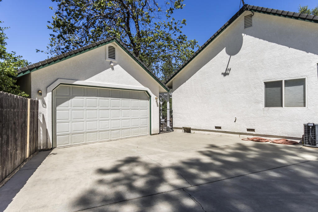 10050 Tilton Mine Road Redding, CA 96001 - Photo 33 of 35 extra 2car garage outside2
