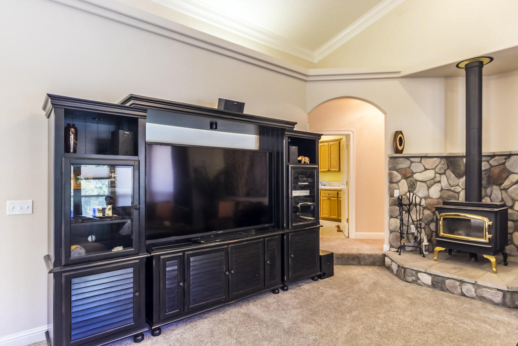 10050 Tilton Mine Road Redding, CA 96001 - Photo 4 of 35 family rm and wood stove