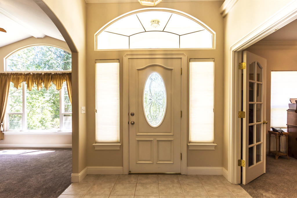 10050 Tilton Mine Road Redding, CA 96001 - Photo 5 of 35 front entryway