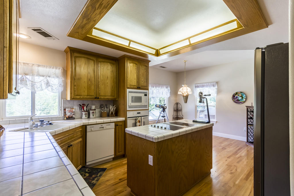 10050 Tilton Mine Road Redding, CA 96001 - Photo 6 of 35 kitchen