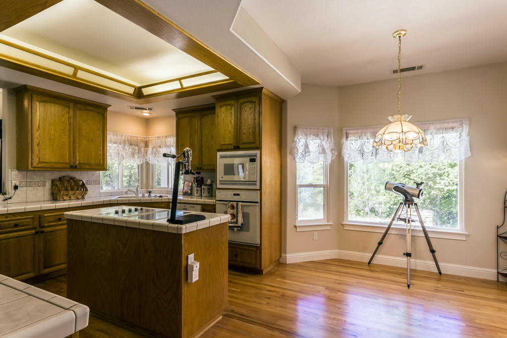 10050 Tilton Mine Road Redding, CA 96001 - Photo 7 of 35 kitchen/breakfast nook
