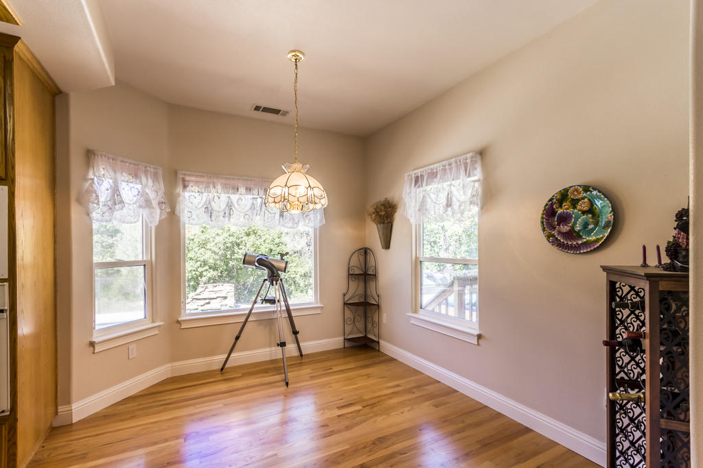 10050 Tilton Mine Road Redding, CA 96001 - Photo 8 of 35 Breakfast nook