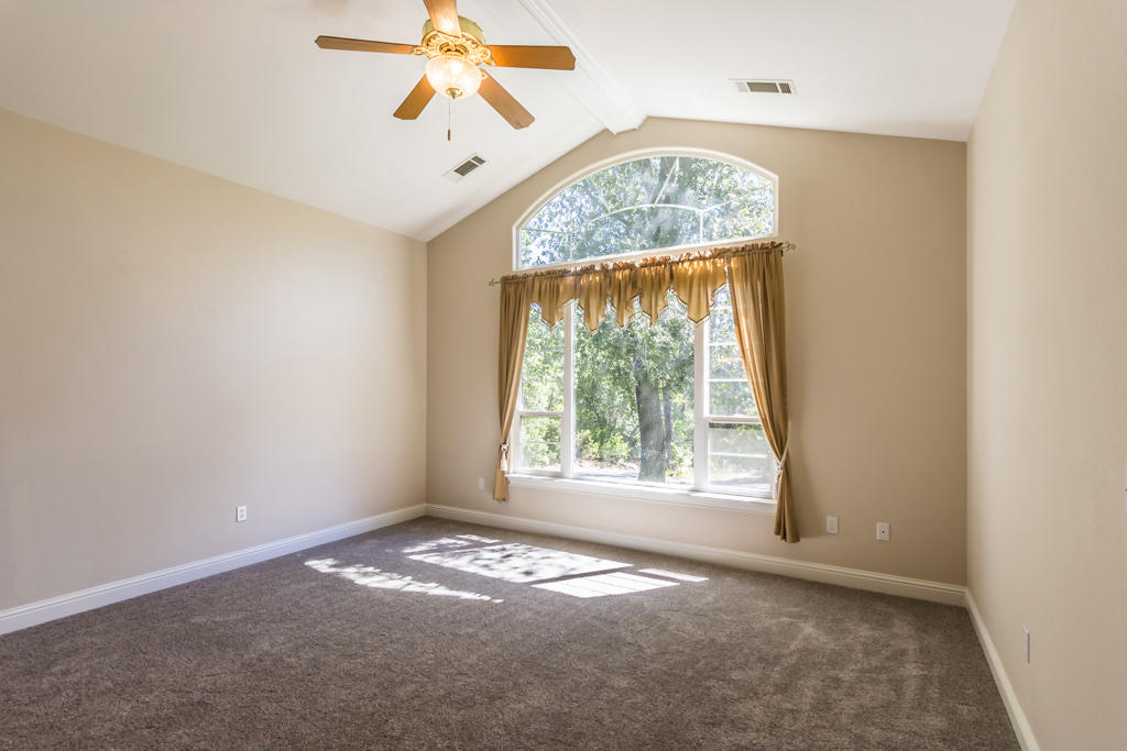10050 Tilton Mine Road Redding, CA 96001 - Photo 9 of 35 front living room