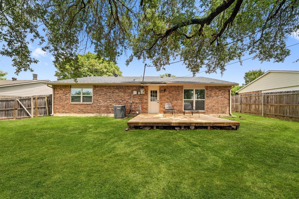 622 Roaming Rd Drive Allen, TX 75002 - Photo 25 of 27 a front view of a house with a garden