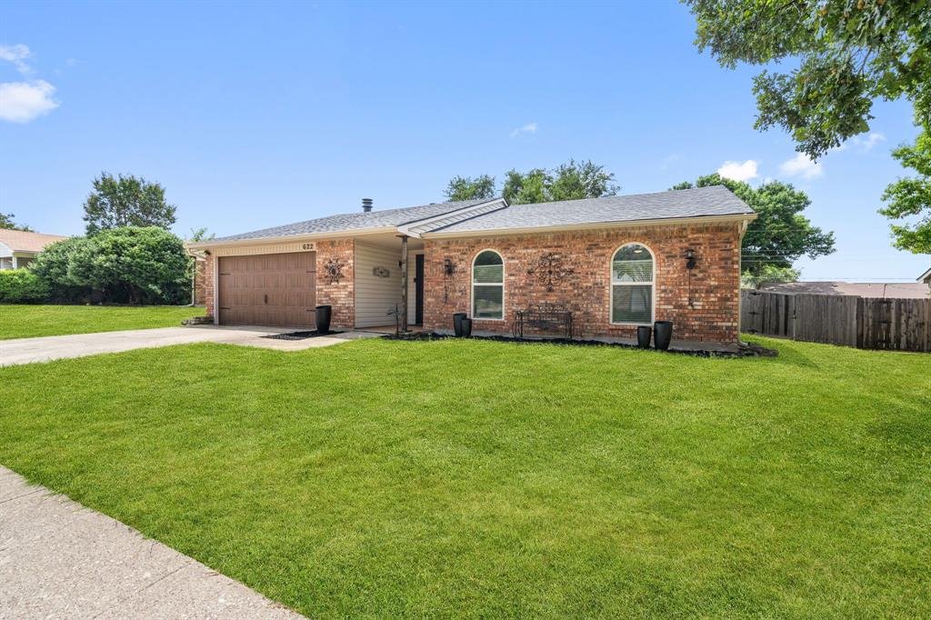 622 Roaming Rd Drive Allen, TX 75002 - Photo 3 of 27 a front view of house with yard and green space