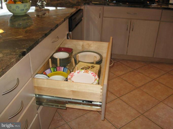 1204 Edgemont Road Towson, MD 21286 - Photo 15 of 25 CUSTOM KITCHEN DRAWERS