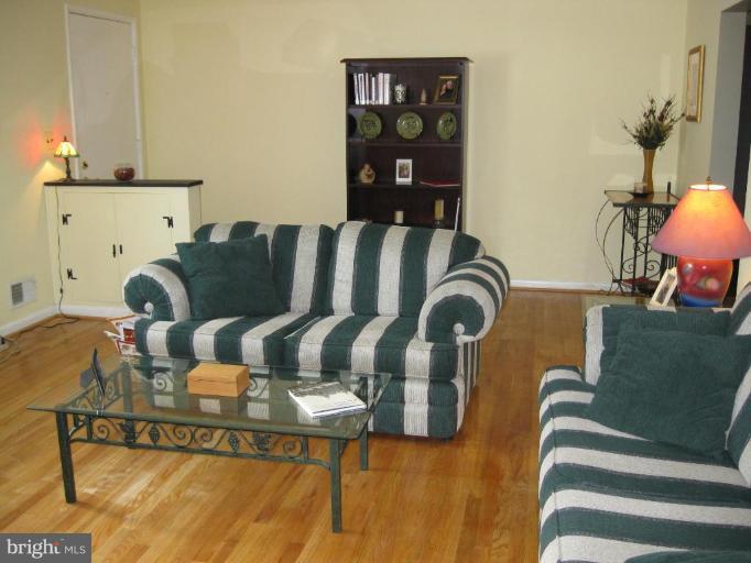 1204 Edgemont Road Towson, MD 21286 - Photo 9 of 25 GLEAMING HARDWOODS!!
