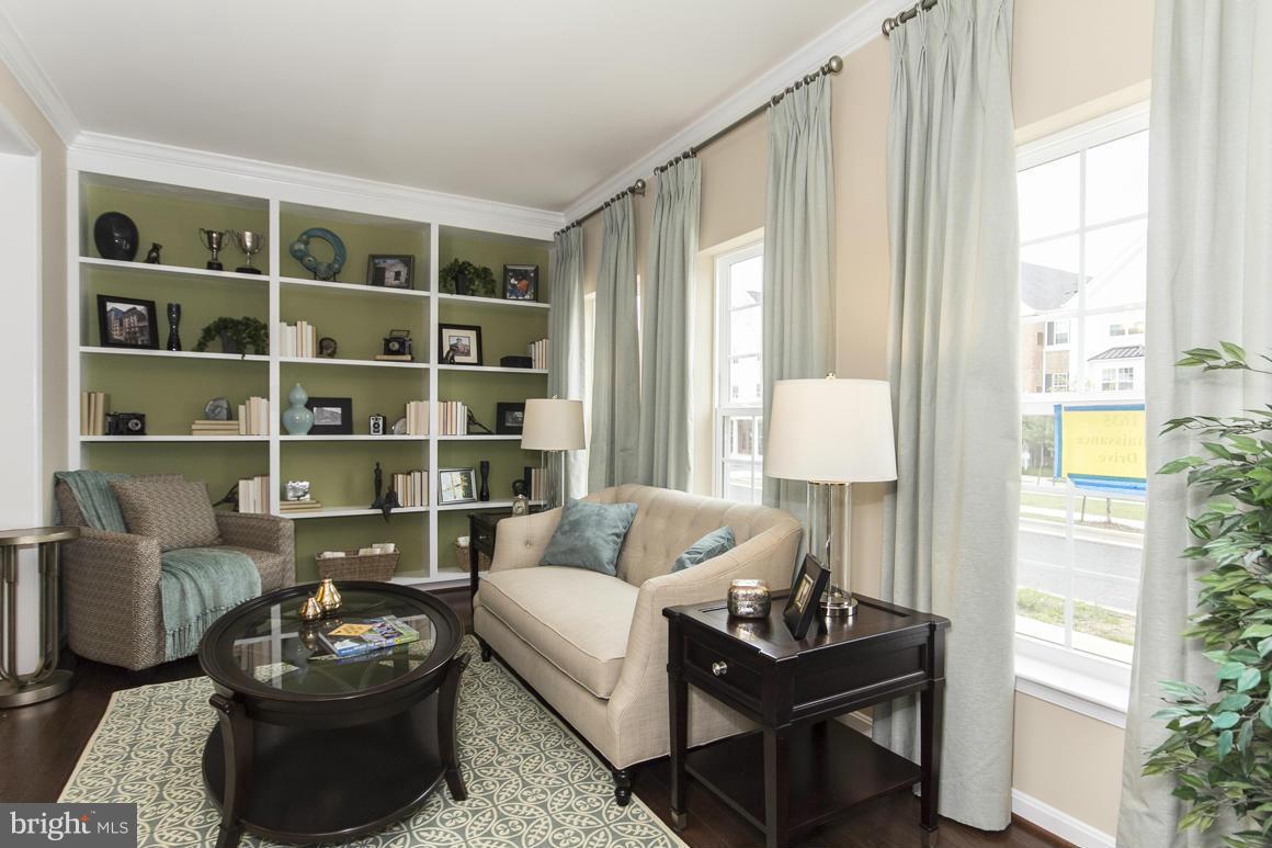 1646 Renaissance Drive Baltimore, MD 21221 - Photo 3 of 30 Living Room