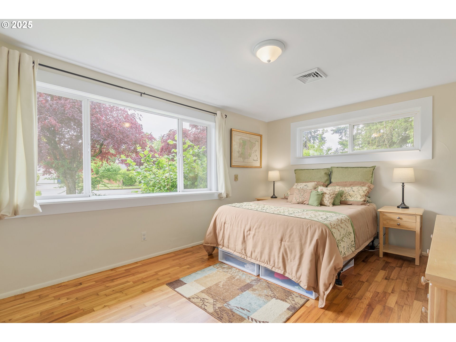3417 Harlow Road Eugene, OR 97401 - Photo 20 of 40 a bedroom with a large bed and a large window
