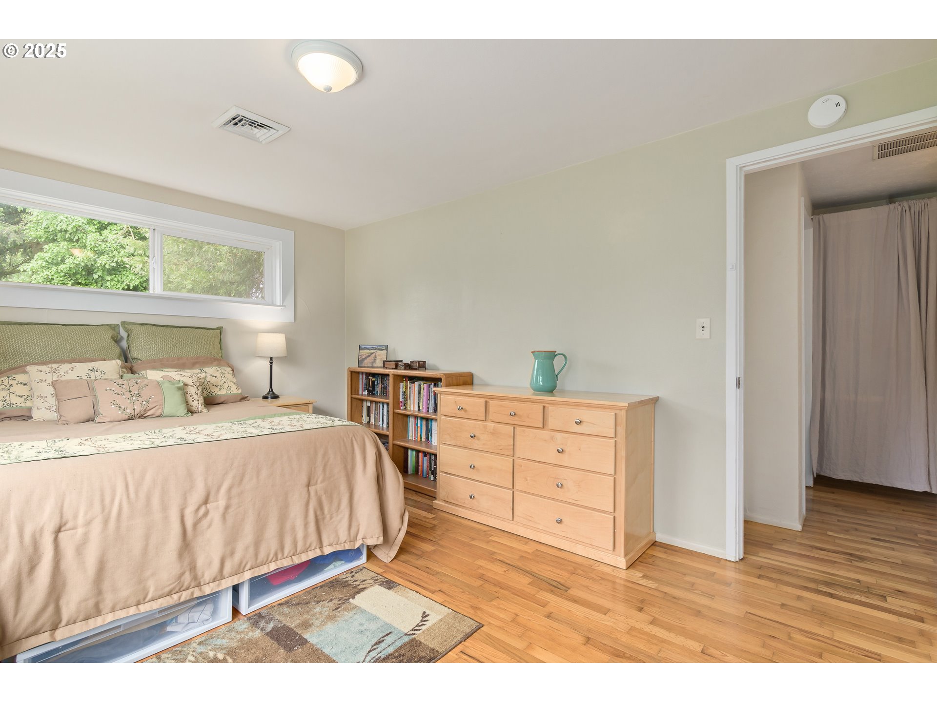 3417 Harlow Road Eugene, OR 97401 - Photo 21 of 40 a bedroom with a bed and a dresser