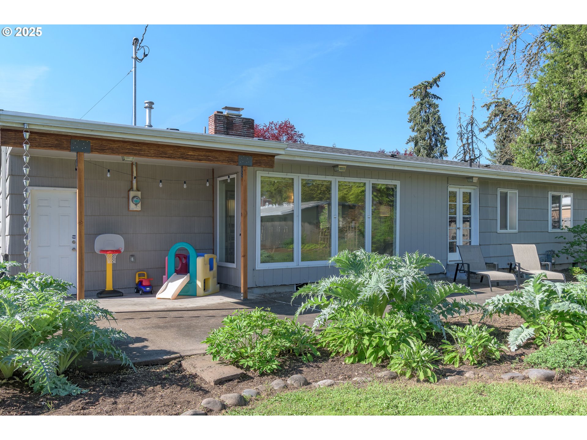 3417 Harlow Road Eugene, OR 97401 - Photo 32 of 40 a front view of a house with porch