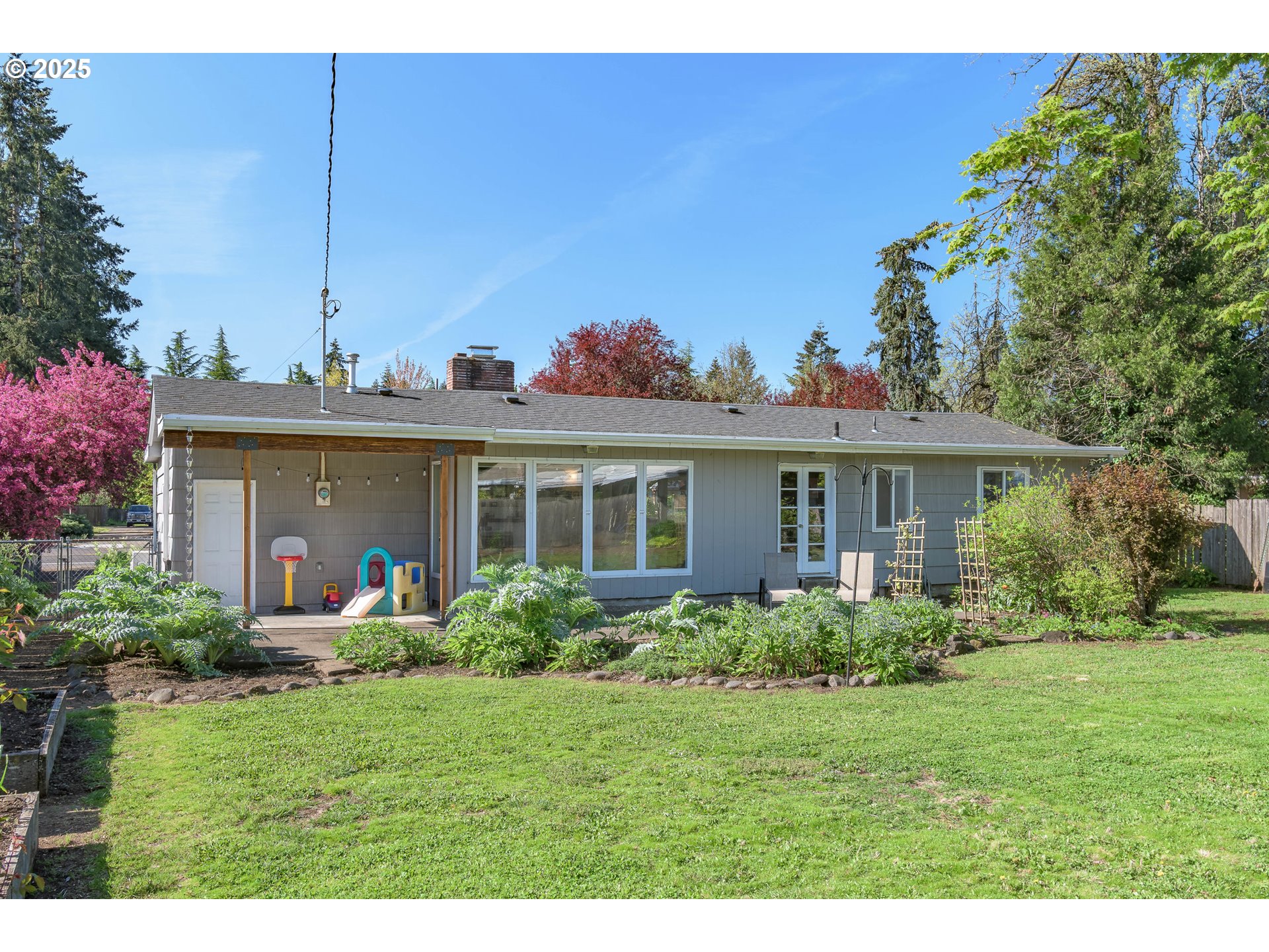 3417 Harlow Road Eugene, OR 97401 - Photo 37 of 40 a front view of house with a garden