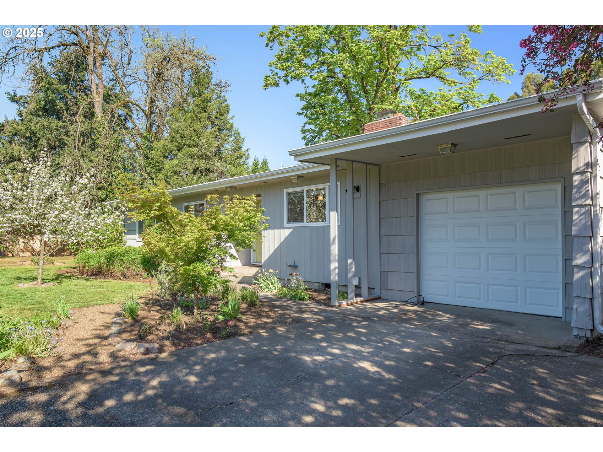 3417 Harlow Road Eugene, OR 97401 - Photo 38 of 40 a backyard of a house with lots of green space