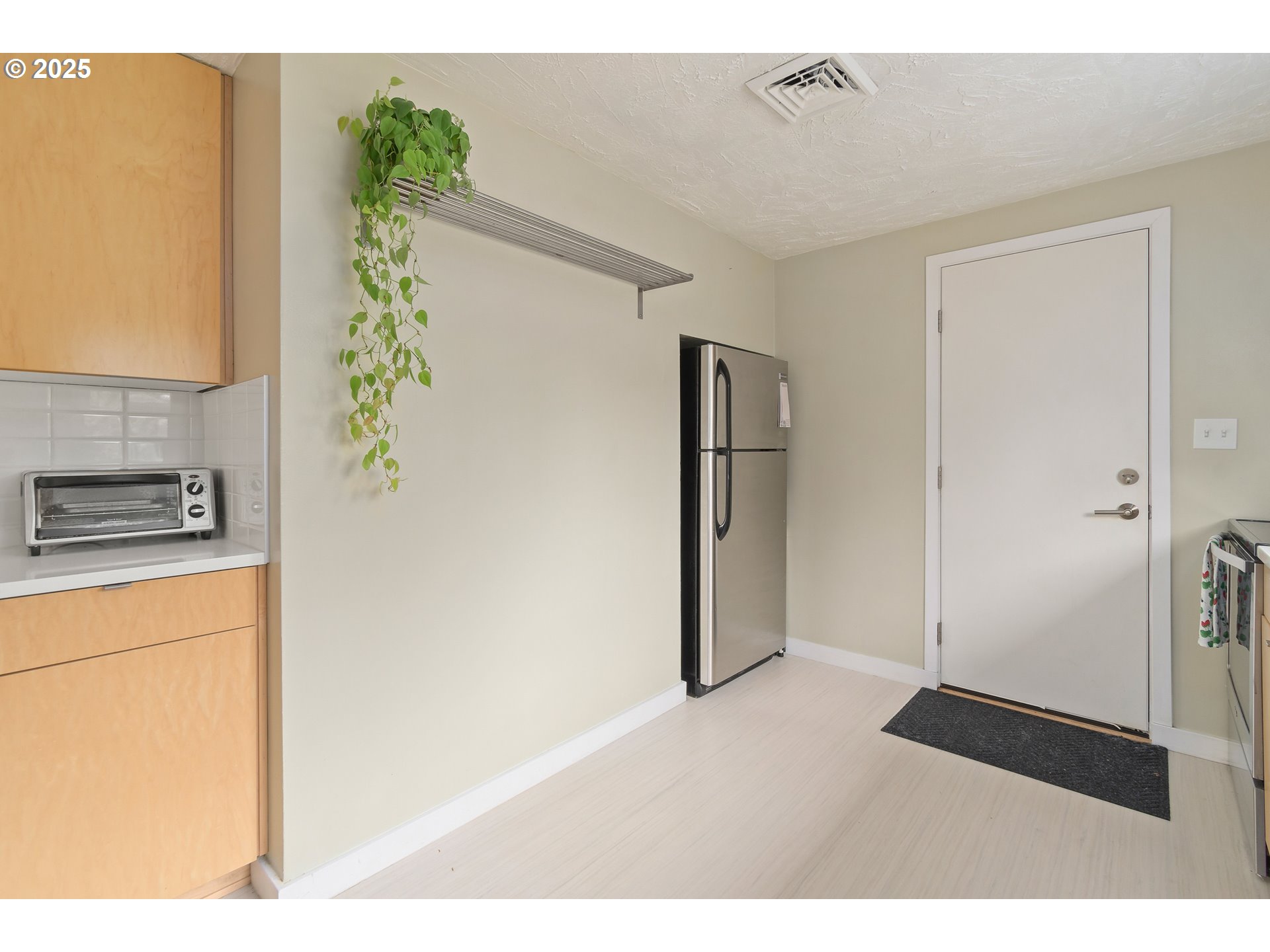 3417 Harlow Road Eugene, OR 97401 - Photo 9 of 40 a view of entryway with livingroom