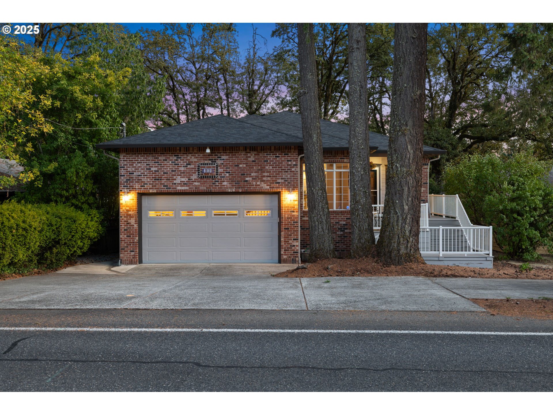 a view of entrance gate of house